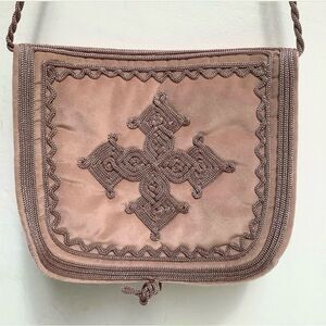 Pink / mauve velvet blend embroidered shoulder bag Wonderful neutral color
Nwot